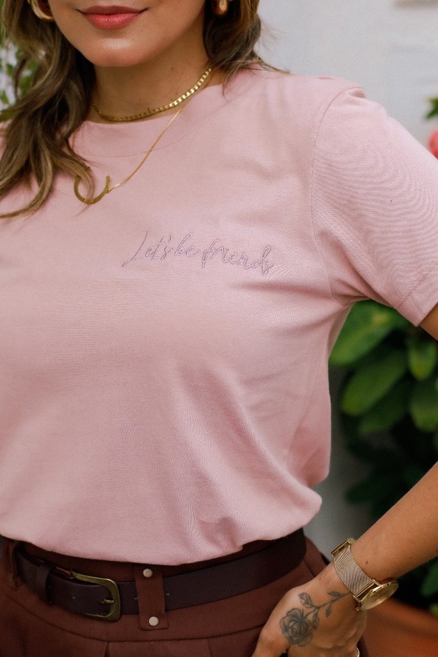 Camiseta algodão bordada Friend
